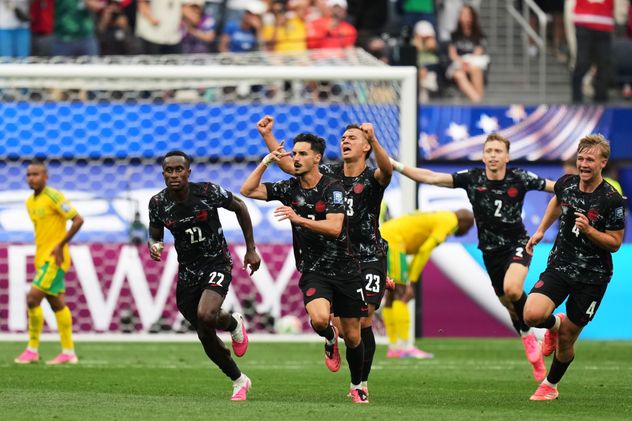 Stephen Eustaquio marcó el gol de la histórica victoria de Canadá frente a Sudáfrica que le dio el pase a los octavos de final del Mundial. (AP)