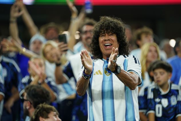 La Mona Jiménez alentando a la Selección Argentina en Dallas.