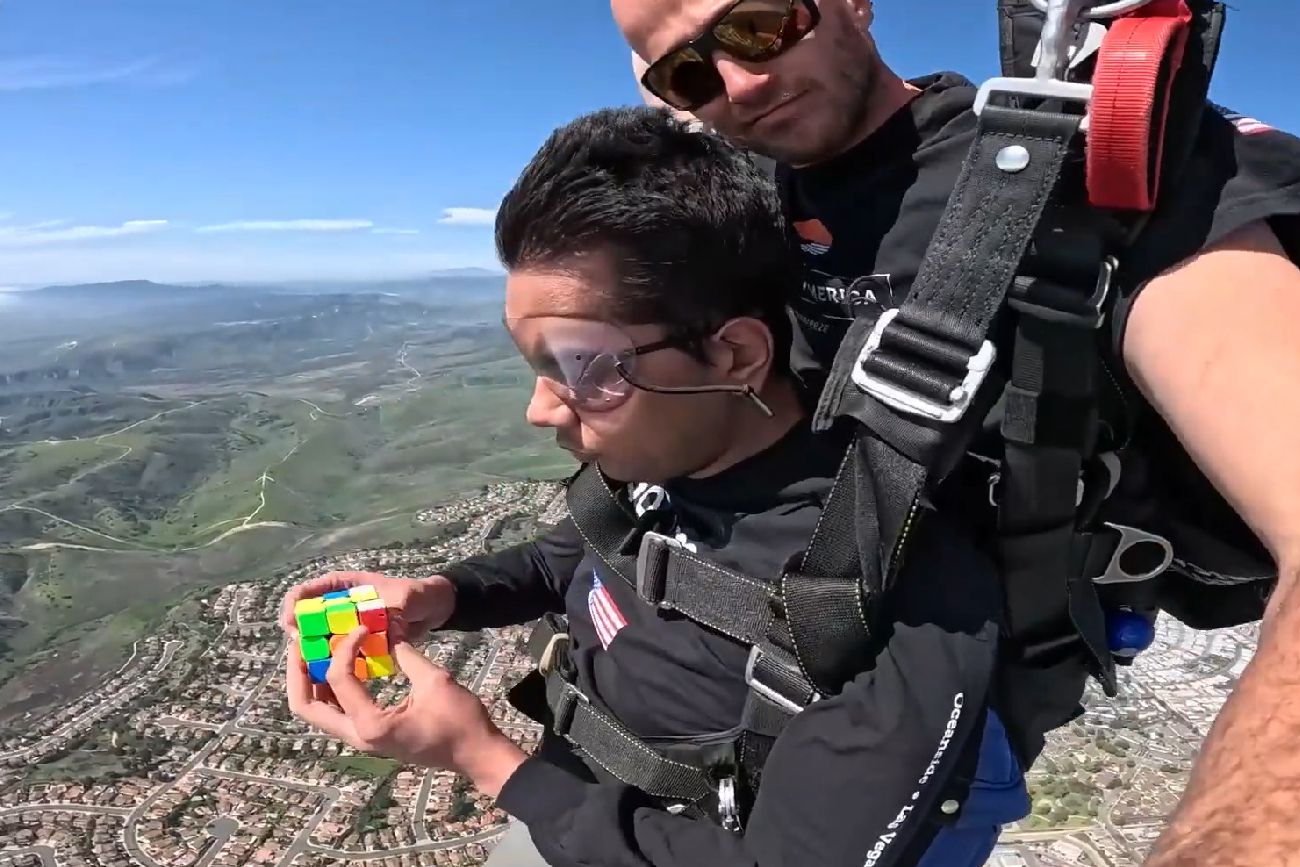Se tiró de un paracaídas, armó dos cubos de Rubik en plena caída libre y rompió un récord Guinness