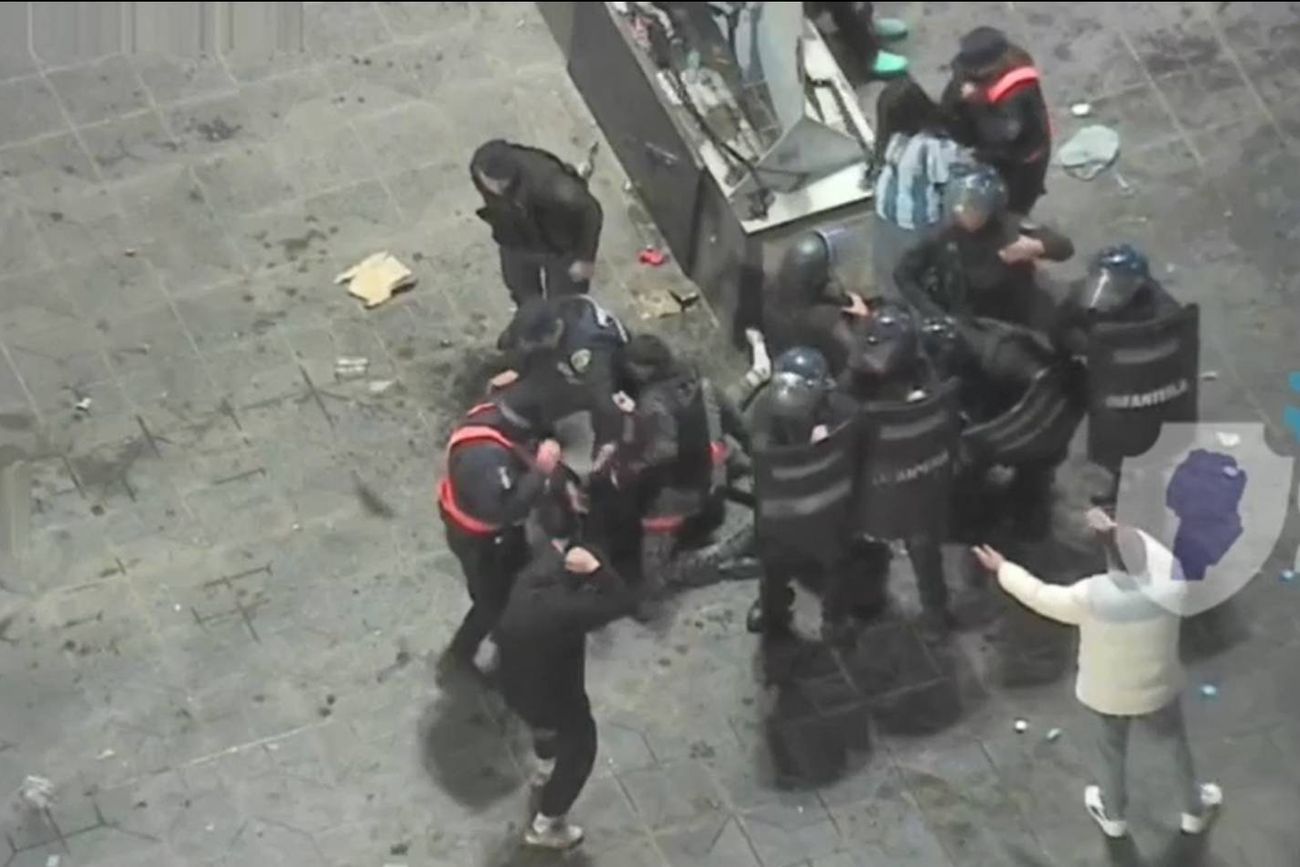 Policías resultaron heridos en el Patio Olmos tras los festejos por el triunfo de Argentina ante Jordania.