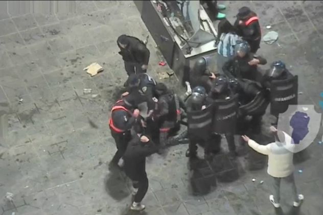 Policías resultaron heridos en el Patio Olmos tras los festejos por el triunfo de Argentina ante Jordania.