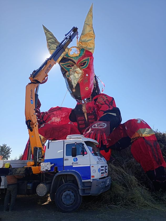 Traslasierra quema el diablo en el fogón más grande de Argentina. 
