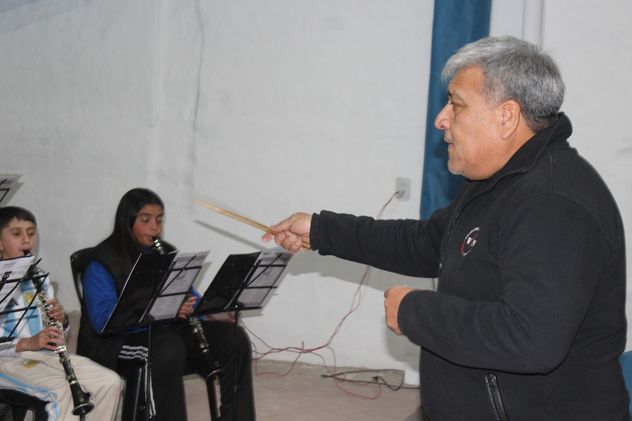 La banda municipal está integrada por chicos y chicas de diversos cursos. (La Voz)