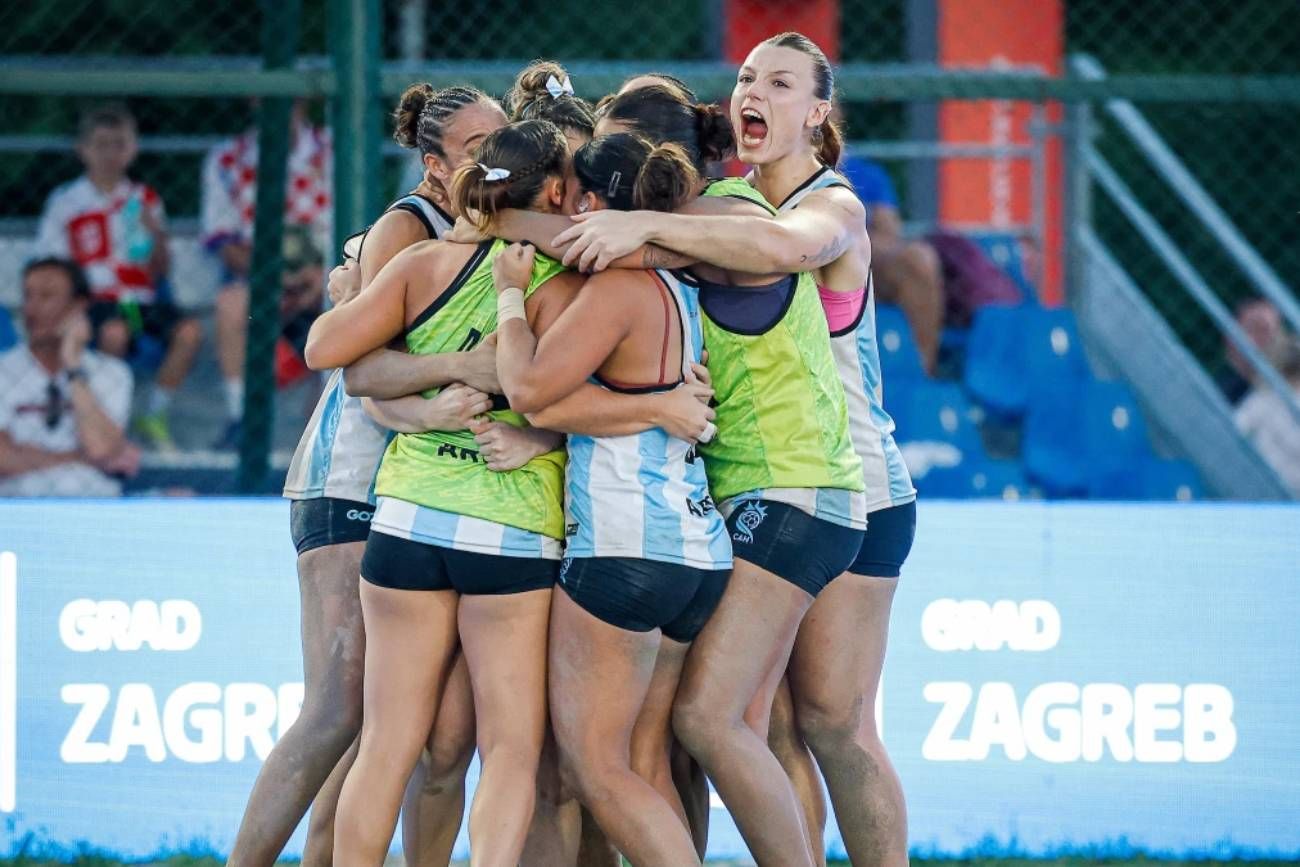 Las Kamikazes son campeonas del mundo del beach handball.