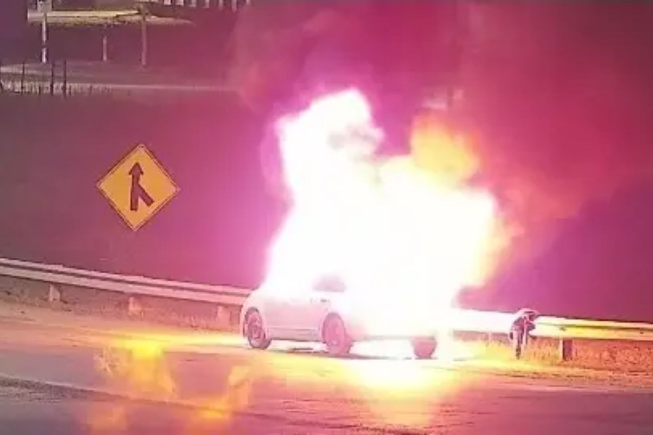 Un auto se incendió en plena ruta nacional 16 durante la madrugada