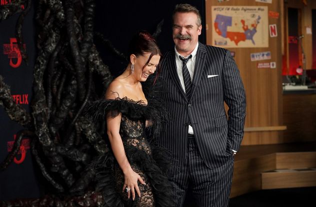 Millie Bobby Brown y David Harbour.