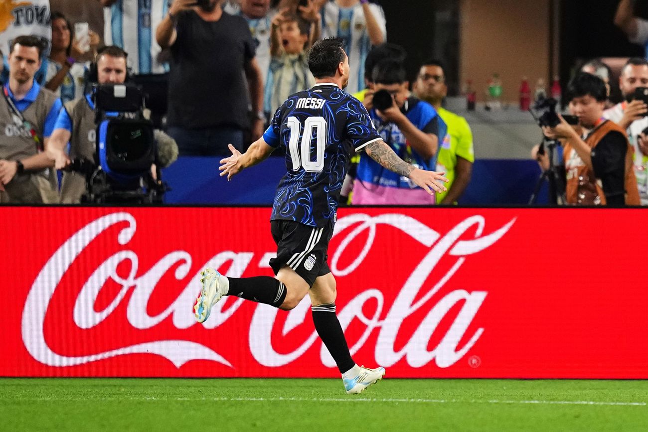 Messi festeja el tercer gol de Argentina.