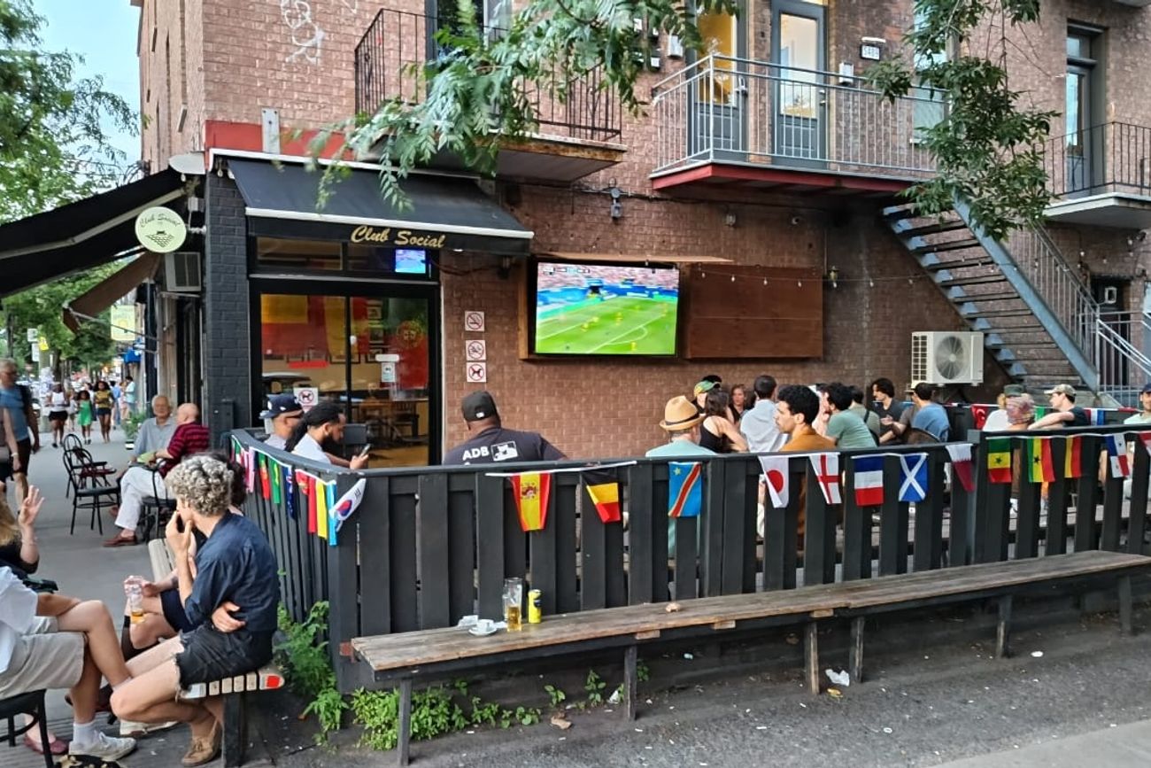 Un bar en Canadá pasando el partido de su selección ante Sudáfrica. Pocas personas le prestaban atención. 