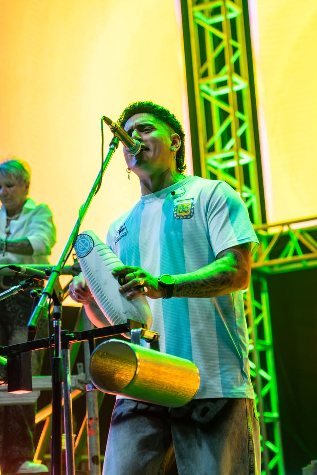 Los músicos de Q'Lokura en Plaza de la Música salieron con las camisetas argentinas tras el triunfo de la Scaloneta contra Jordania