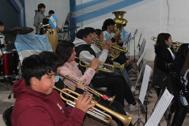La banda municipal está integrada por chicos y chicas de diversos cursos. (La Voz)