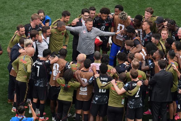 Canadá alcanzó el máximo logro de la historia futbolística del país al clasificar a los octavos de final del Mundial.