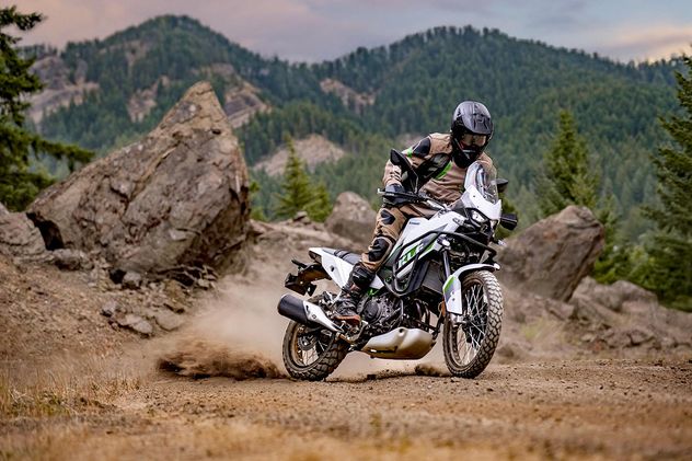 Se posiciona como una opción Adventure de media cilindrada, un escalón por debajo de la Versys 650, y por encima de la 300, pero con un enfoque mucho más orientado al fuera de ruta y al uso mixto.