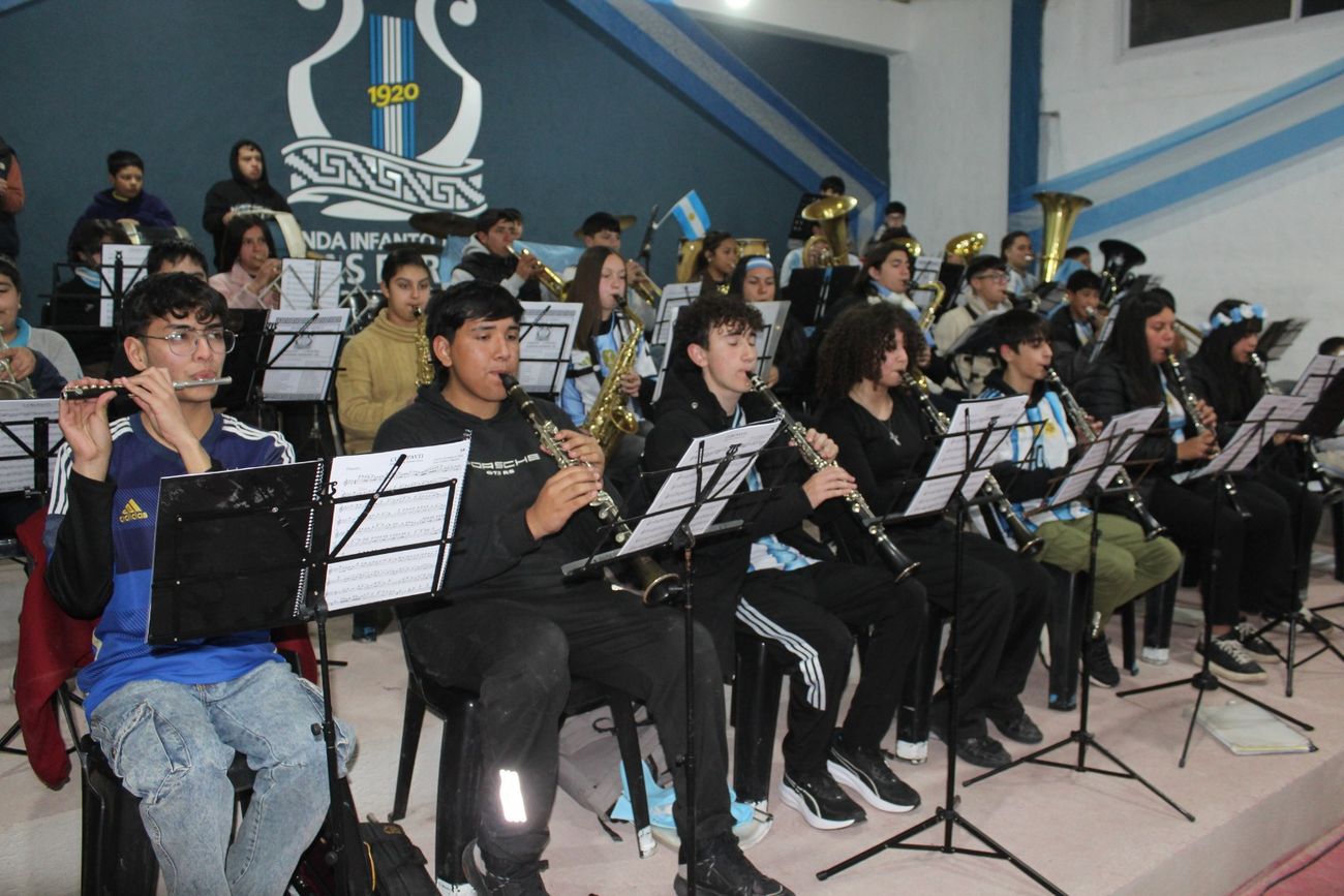 La banda municipal de Cosquín está integrada por chicos y chicas de diversos cursos. (La Voz)