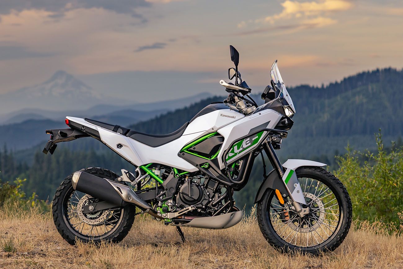 La nueva KLE 500 revive el espíritu de la icónica trail de los años 90/00, pero adaptada por completo a los tiempos modernos
