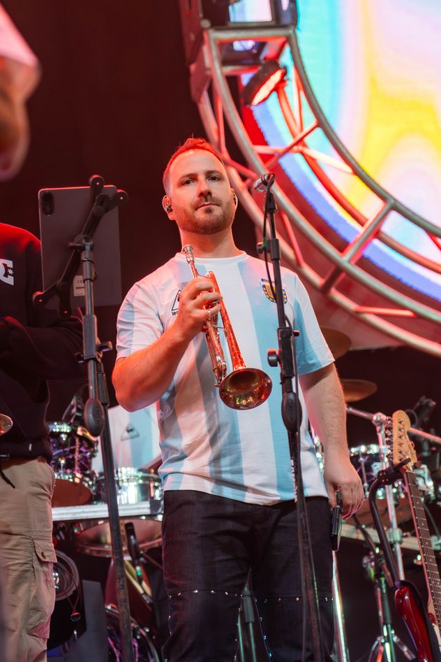 Los músicos de Q'Lokura en Plaza de la Música salieron con las camisetas argentinas tras el triunfo de la Scaloneta contra Jordania