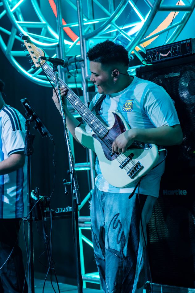 Los músicos de Q'Lokura en Plaza de la Música salieron con las camisetas argentinas tras el triunfo de la Scaloneta contra Jordania