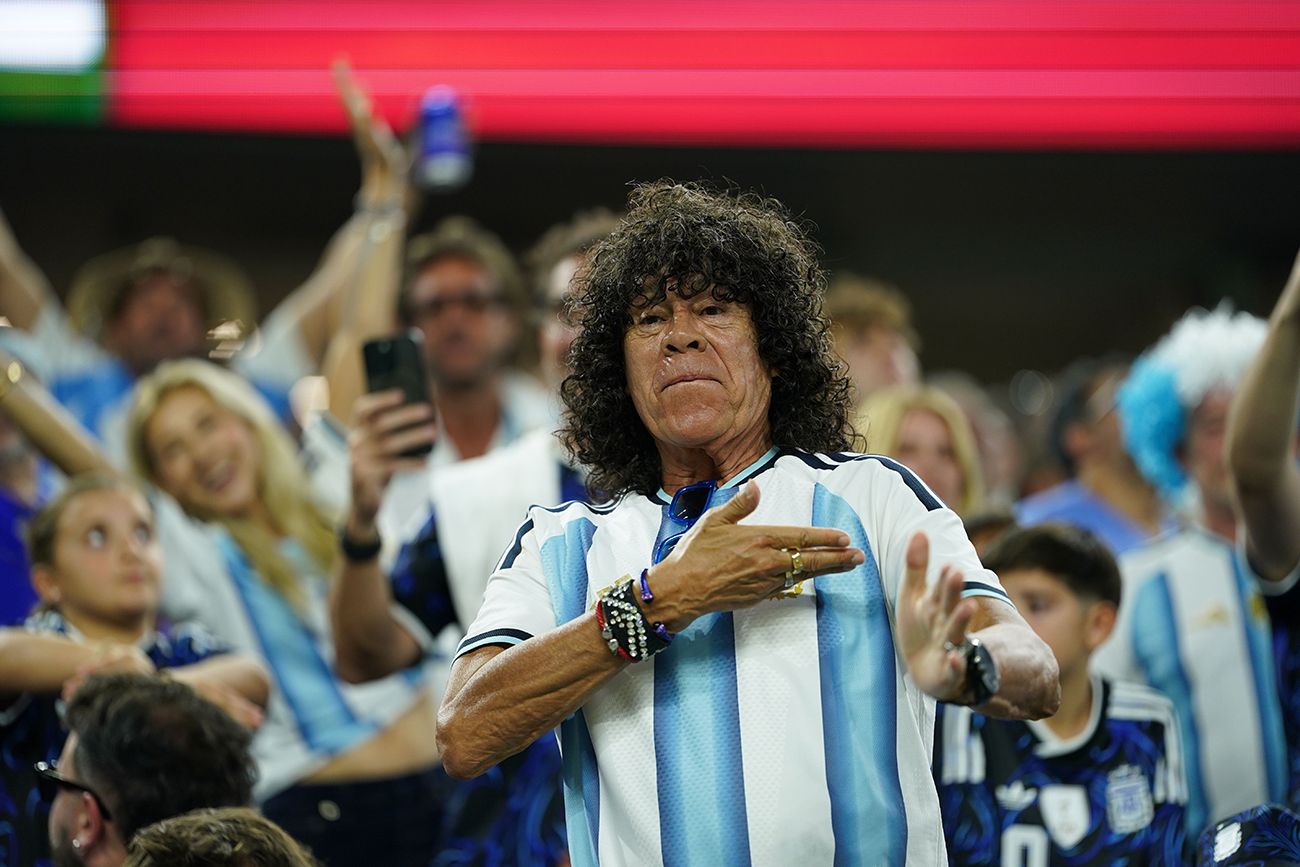 La Mona Jiménez revolucionó la tribuna de Argentina en el Mundial 2026 ante Jordania
