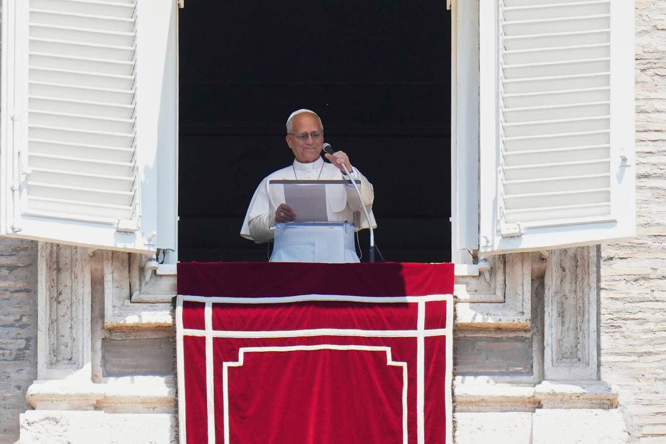Vaticano. El papa León XIV durante la oración del Ángelus desde su estudio con vistas a la Plaza de San Pedro, el domingo 28 de junio de 2026. 
