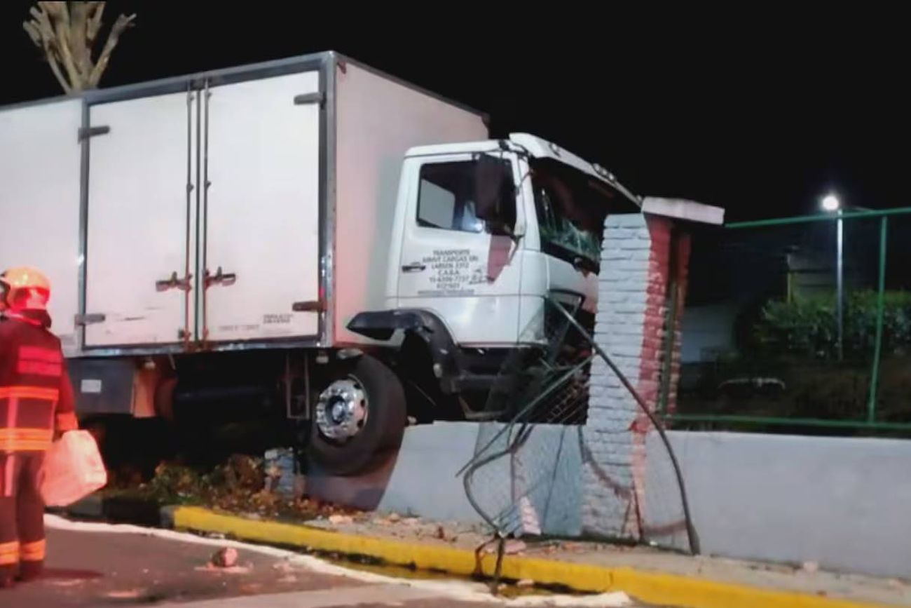 Buenos Aires. Un camión chocó en Villa Devoto y ocasionó un derrame de combustible.
