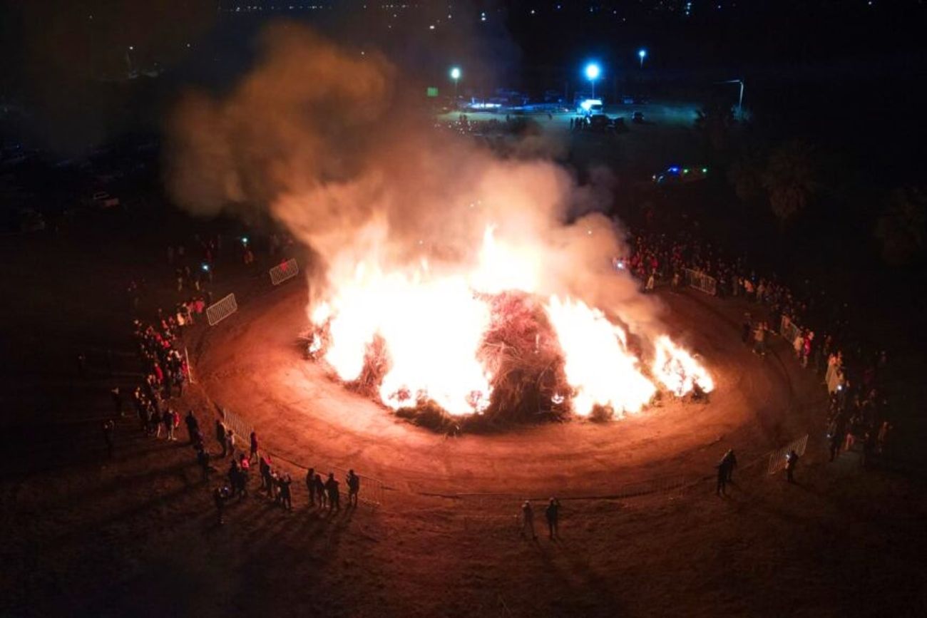 La enorme fogata que cada año se repite en Colonia Caroya. Una tradición de los inmigrantes que se mantiene. 