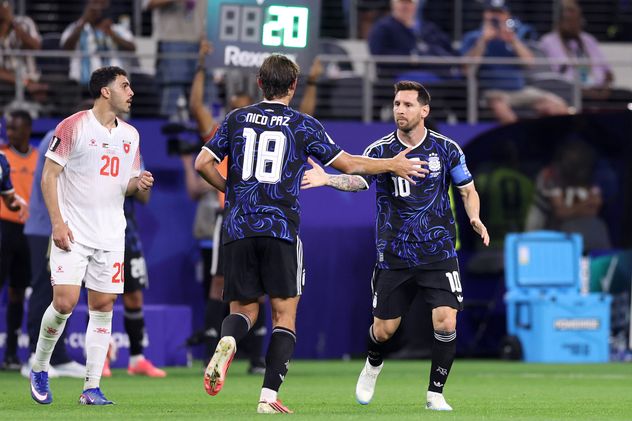 Nico Paz fue titular ante Jordania y lo reemplazó Lionel Messi.