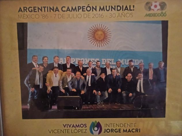 Campeones de mundo en 1986. El homenaje a los 30 años del título con Emiliano Ciuciuffo, al lado de Burruchaga.
