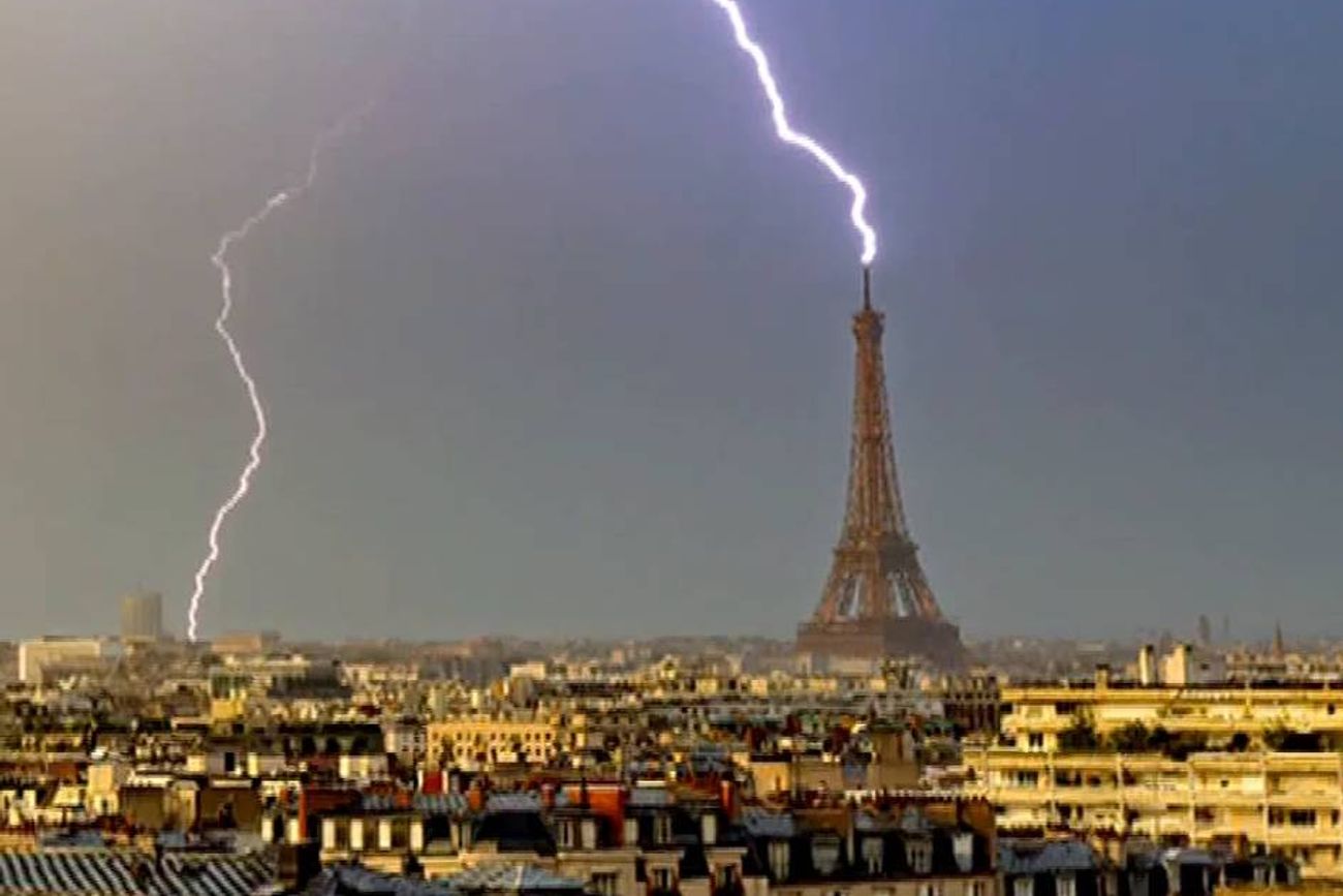 Un rayo impacta en la Torre Eiffel durante una tormenta tras la ola de calor en París