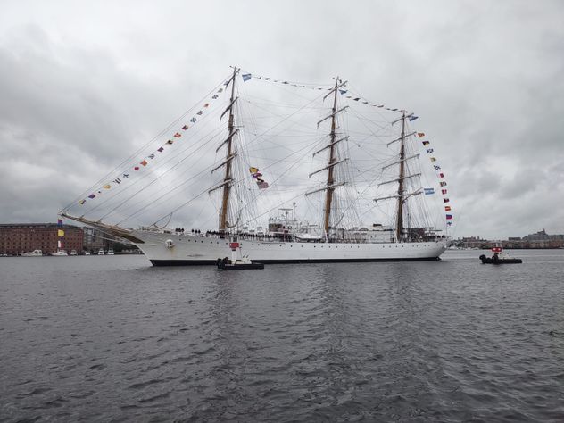 Presencia. La fragata Libertad había llegado a Estados Unidos la semana pasada en el marco de Sail250, la reunión de grandes veleros del mundo.