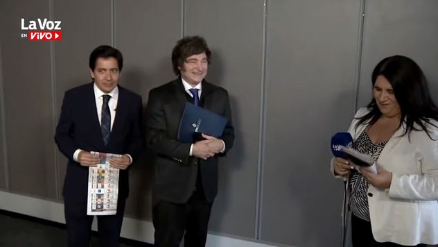 Gonzalo Roca, Javier Milei y la periodista Virginia Guevara, en una nota con La Voz en Vivo.
