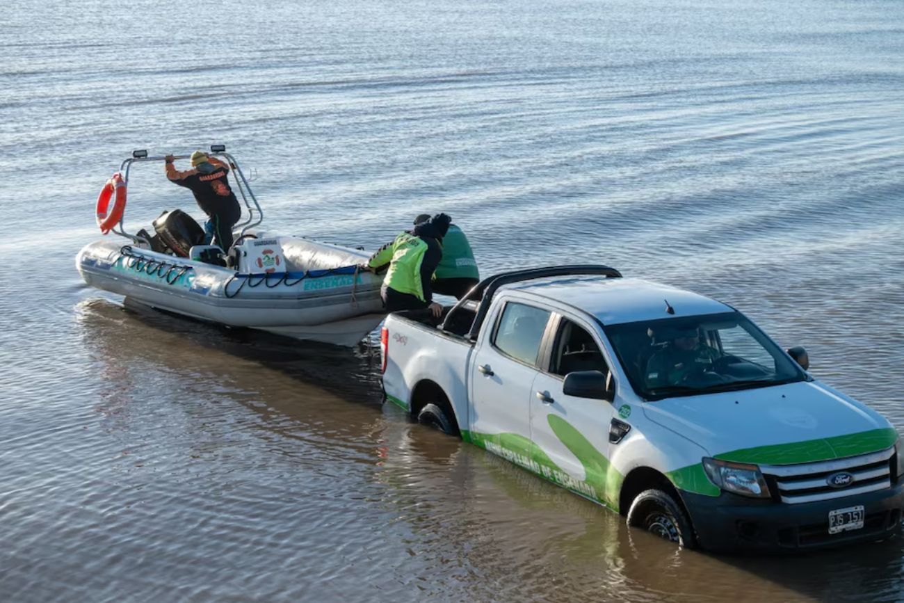 Las despedidas de los pescadores desaparecidos en el Río de la Plata tras un intenso operativo