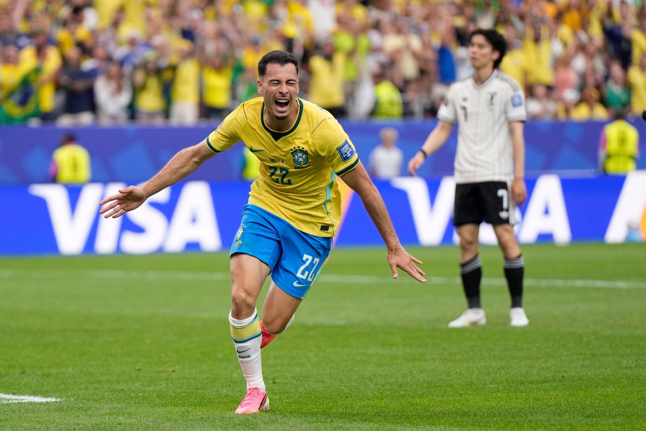Gabriel Martinelli, a los 50 minutos del complemento, marcó el gol de la victoria y de la clasificación de Brasil a los octavos del Mundial. (AP)