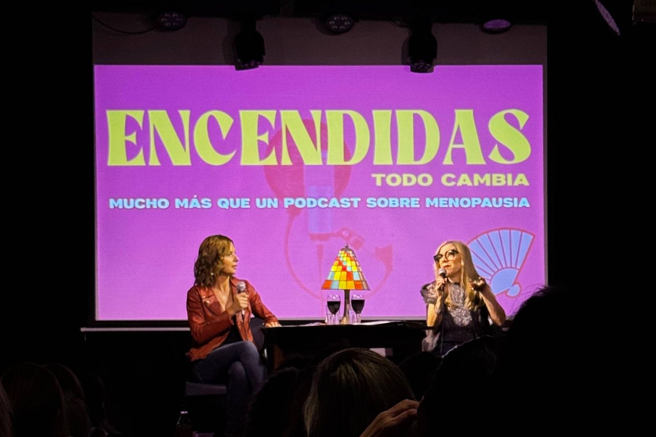 Las periodistas Mariana Carbajal (izquierda) junto a Ingrid Beck (derecha) trabajan sobre un tema tabú: la menopausia. 