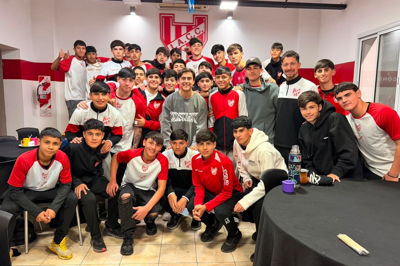 Un momento de gloria en La Agustina: Paulo Dybala visitó el predio y a los juveniles de Instituto