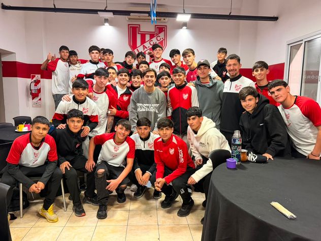 Paulo Dybala visitó a los juveniles en el predio La Agustina de Instituto.