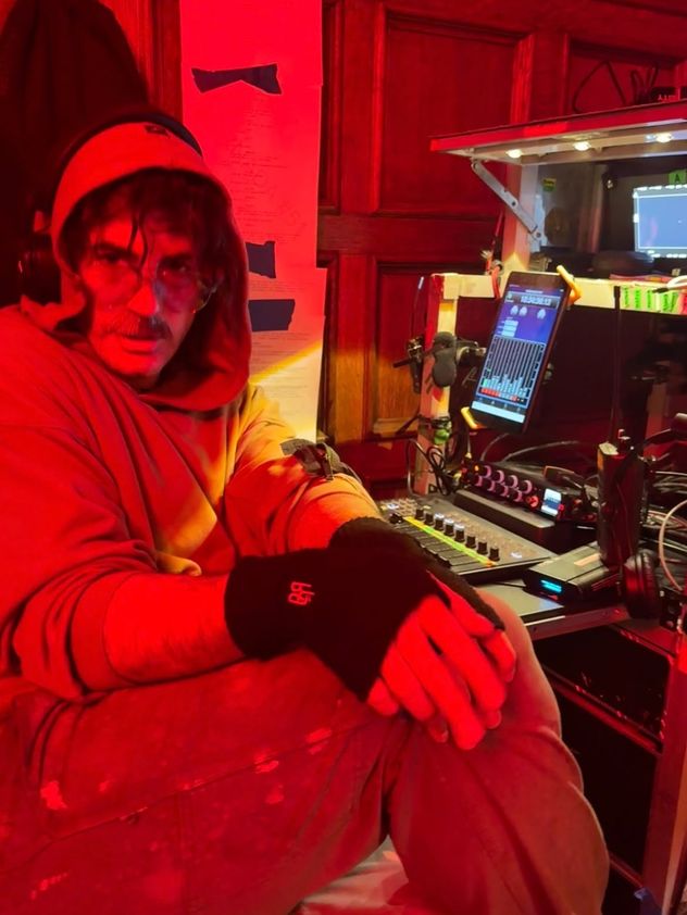Marco Antonio Caponi como Charly García.