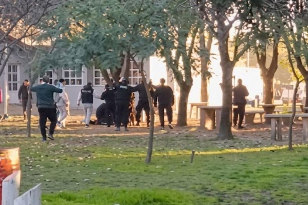 Severos incidentes dejaron un policía herido en un partido de fútbol en Carcarañá, Santa Fe.