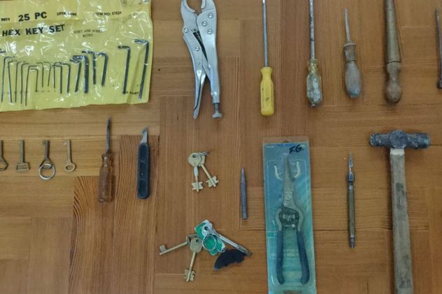 Buenos Aires: entró a robar por una ventana y la Policía lo encontró escondido en el baño
