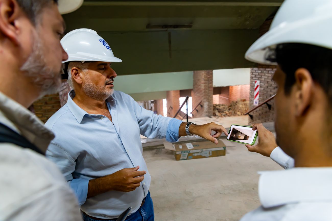 Funcionario. Diego Peralta, además de haber sido autoridad del Colegio de Arquitectos, es secretario de Desarrollo Urbano de la Municipalidad de Córdoba. La foto es de enero pasado, supervisando obras en su función en la comuna. (La Voz / Archivo)