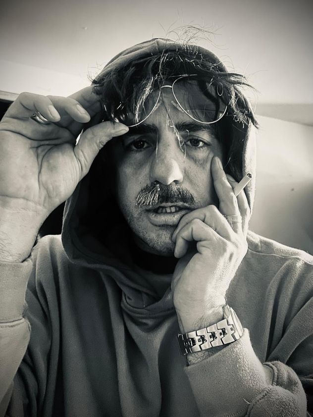 Marco Antonio Caponi como Charly García.