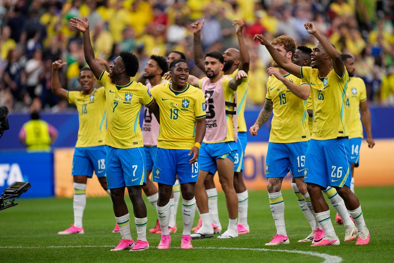 Brasil sufrió para superar a Japón, pero ya está en los octavos de final del Mundial. (AP)