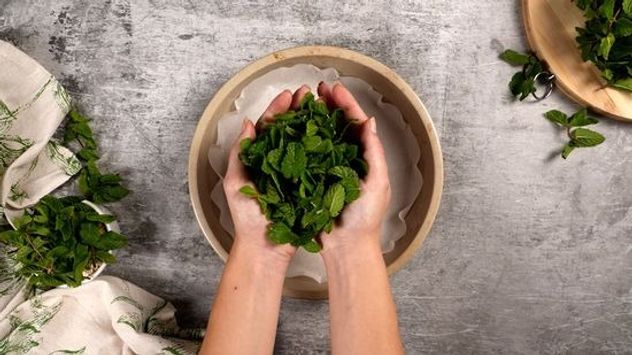 Ni limón ni bicarbonato: el secreto de las hojas de menta para quitar el mal olor del horno.