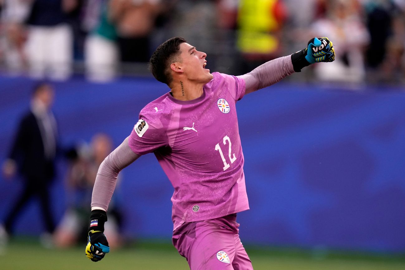 Orlando Gill se convirtió en la gran figura de Paraguay al detener dos penales en la definición ante Alemania y clasificar a octavos del Mundial. (AP)