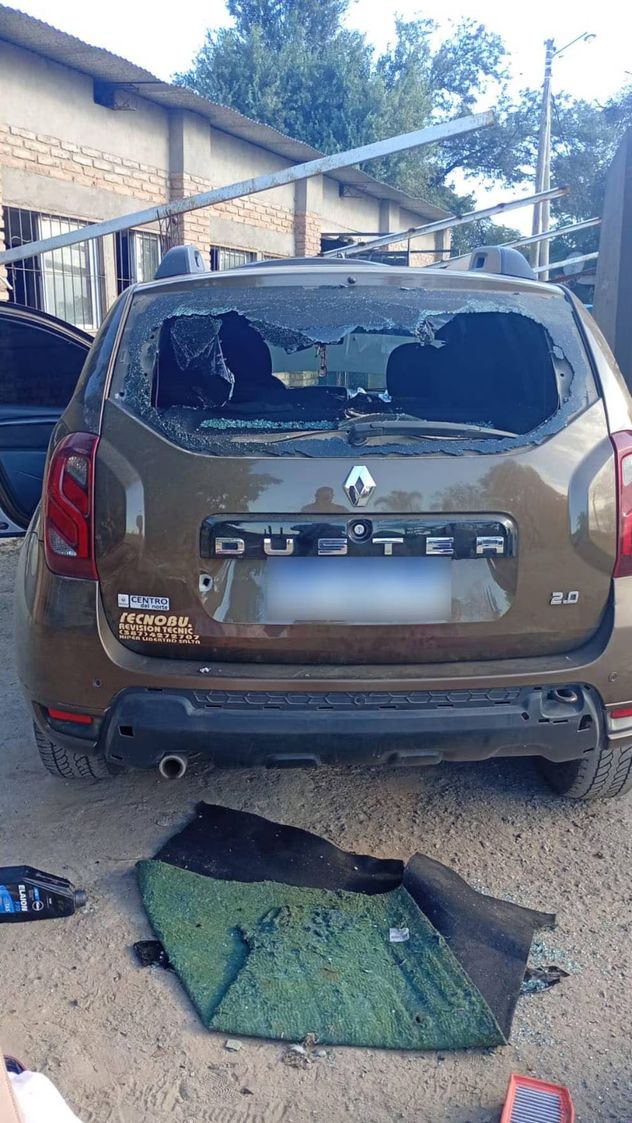 Un orificio de bala en el vehículo expuso ladrillos de droga ocultos en un doble fondo.