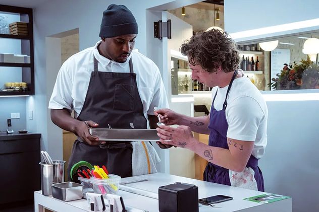 Lionel Boyce, el actor de "El Oso", recibió el premio máximo de la Guía Michelin.