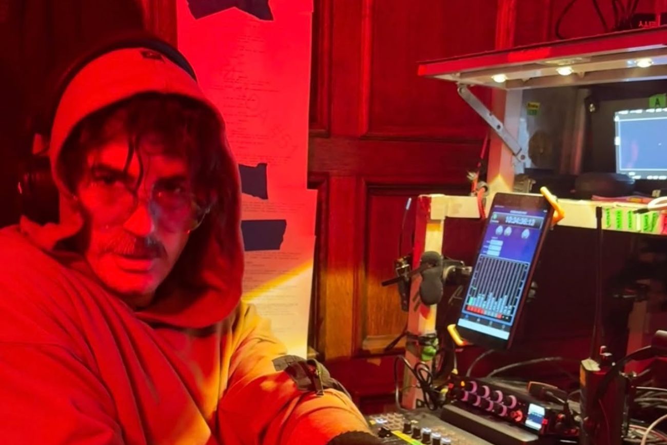 Marco Antonio Caponi como Charly García.
