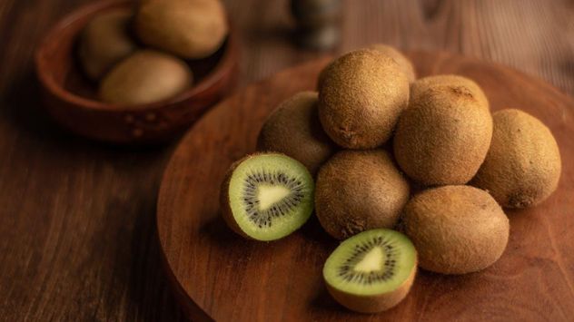 El kiwi es una de las frutas con mayor contenido de vitamina C y suele recomendarse durante el invierno por su aporte nutricional.