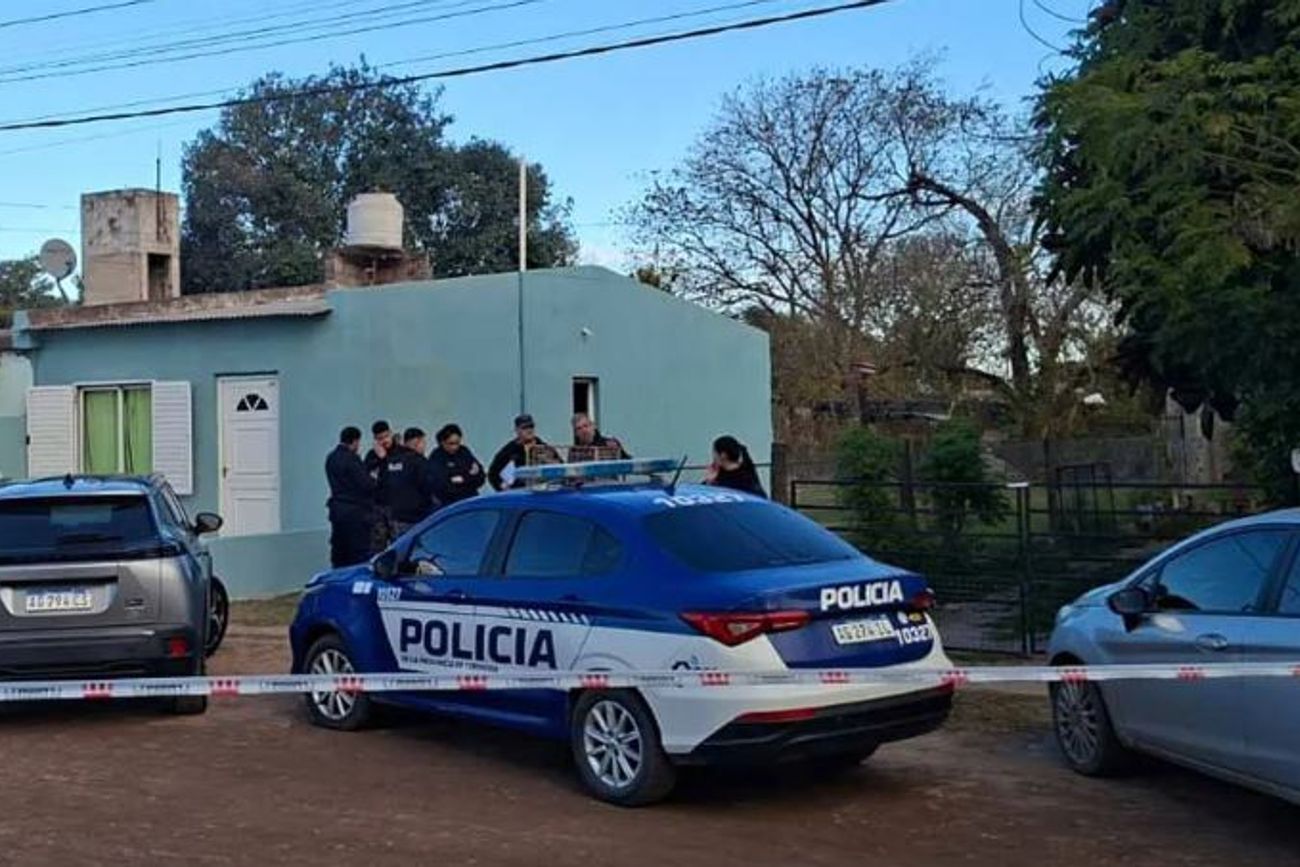 La Policía acordonó el lugar al llegar a la vivienda en la que se encontraron los dos cuerpos sin vida. (Gentileza Regionalísimo)