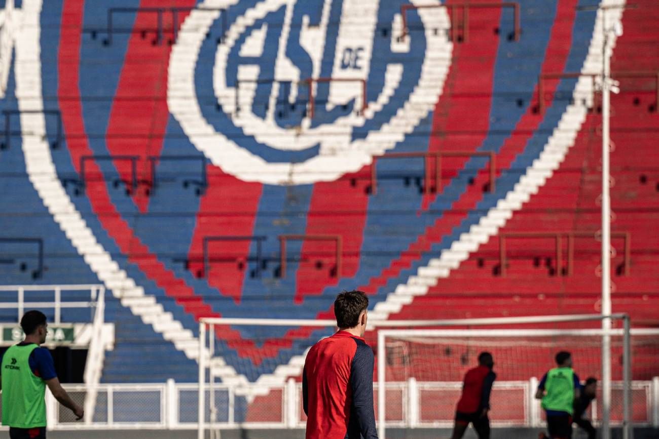 San Lorenzo tiene deudas en España.