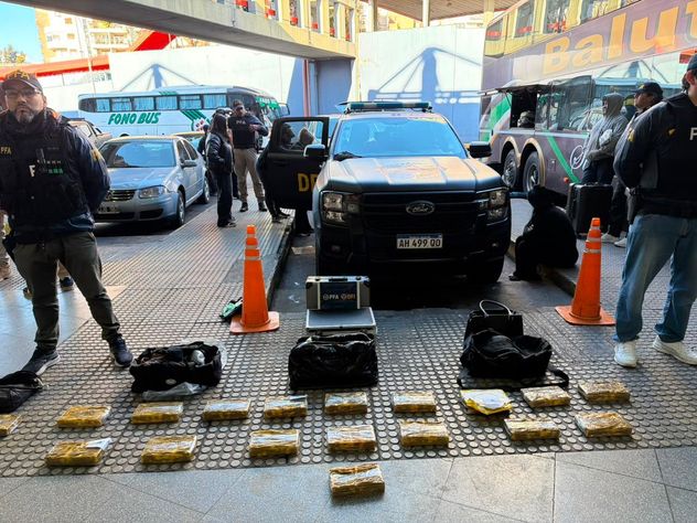 Secuestro de cocaína por parte de la Policía Federal en la Terminal de Ómnibus de Córdoba.
