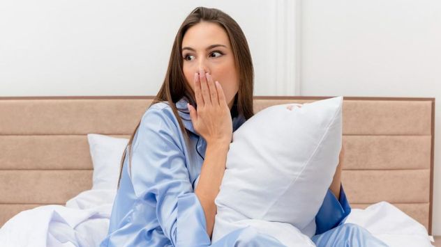 La sensación de sequedad bucal al despertar suele estar asociada a la respiración por la boca, aunque existen otras causas que también pueden explicarla.